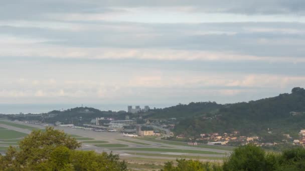 Timelapse Της Κυκλοφορίας Στο Αεροδρόμιο Πανοραμική Θέα Του Αεροδρομίου Σύννεφα — Αρχείο Βίντεο