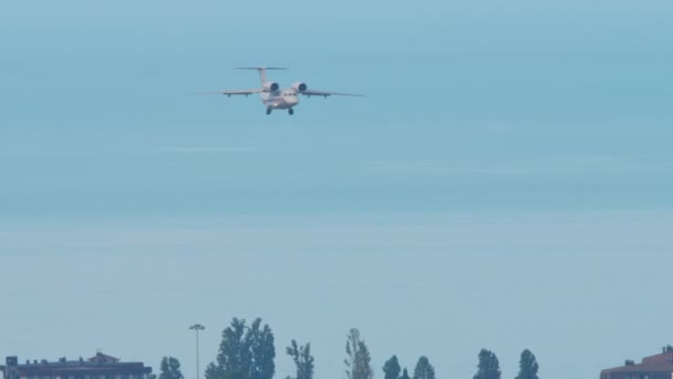 多目的輸送機はソチ空港に着陸するために市内を飛行し 長い間撃たれた 民間航空機の双発ジェット機Uvp 航空機が飛んでいる — ストック動画