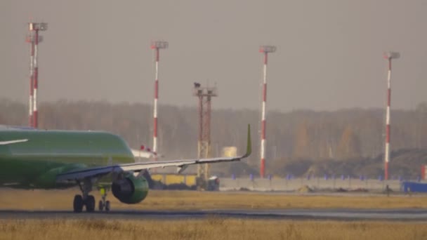 ロシア連邦のノヴォシビルスク 2021年10月20日 ノヴォシビルスク空港のS7航空会社出発のエアバスA320 S7航空はロシアの航空会社です — ストック動画