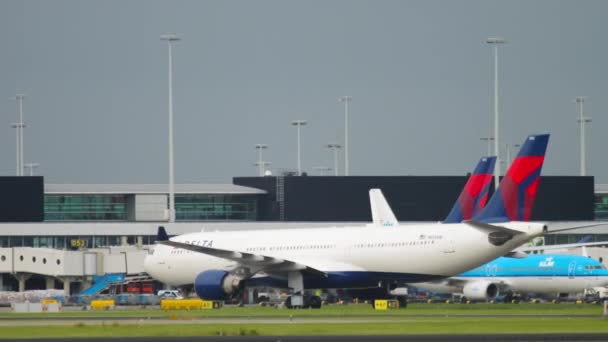 Amsterdam Netherlands July 2017 Airbus A330 Delta Airlines Taxiing Schiphol — Stockvideo