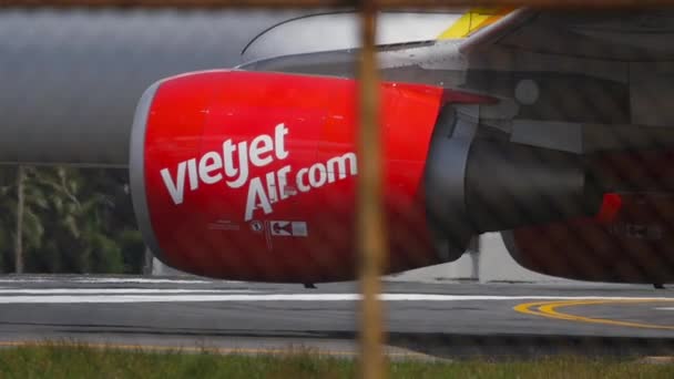 2016年11月30日 Vietjet航空機エンジンのクローズアップ撮影 プーケット空港の滑走路上の商業用ジェット機 観光と旅行のコンセプト — ストック動画