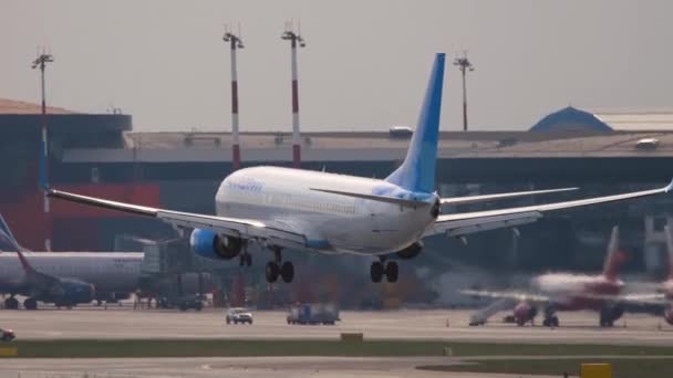 莫斯科 俄罗斯联邦 2021年7月29日 波贝达航空公司波音737在Sheremetyevo机场着陆 着陆和刹车 飞机到达 登陆时升起翼 — 图库视频影像