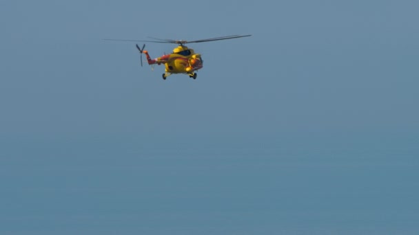 Sochi Russia July 2022 Footage Yellow Helicopter Flying Blue Sky — Stockvideo