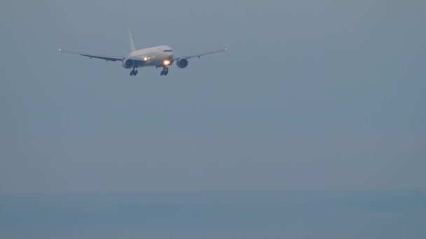 Passenger Airliner Descending Landing Dusk Sea Unrecognizable Plane Sky Front — Stockvideo