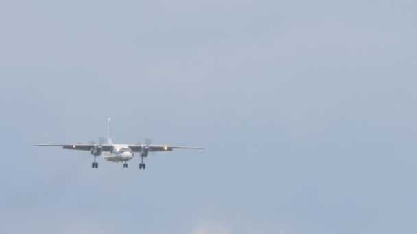 Airplane Sky Front View Transport Turboprop Aircraft Approaching Landing Novosibirsk — Vídeo de Stock