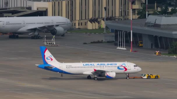 Sochi Russia 2022年7月30日 拖拉机将乌拉尔航空公司的客机拖到索契机场的滑行道上 飞机起飞 机场上的民用飞机 旅游和旅行概念 — 图库视频影像