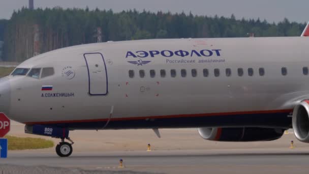 Moscow Russian Federation July 2021 Boeing 737 Aeroflot Taxiing Runway — Vídeo de Stock