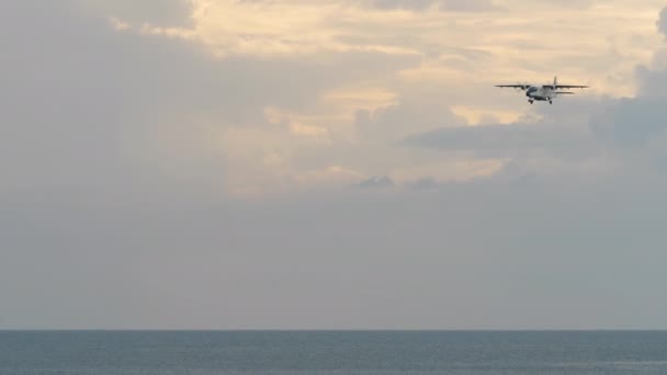 Turboprop Aircraft Approaching Land Sea Long Shot Side View — Vídeos de Stock