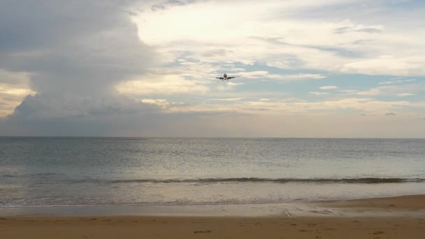 Plane Approaches Landing Airport Flies Sea Plane Lands Sea Tourism — Stockvideo