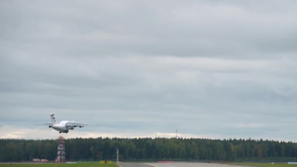モスクワ ロシア連邦 2022年10月2日 貨物キャリアIl 76は長いショット フヌコヴォ空港で離陸します 軍用輸送機の出発 — ストック動画