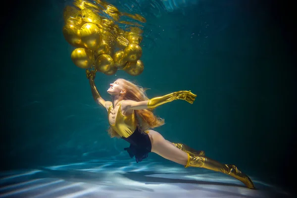 Jong mooi meisje met ballonnen onder water. Verjaardagsconcept — Stockfoto