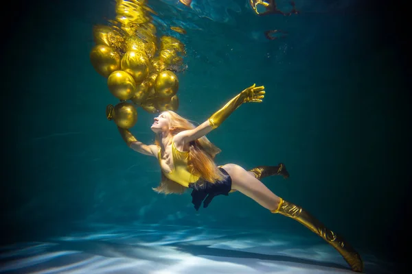 Mladá krásná dívka s balónky pod vodou. Koncept narozenin — Stock fotografie