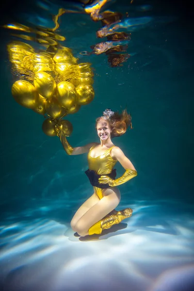 Jeune belle fille avec des ballons sous l'eau. Concept d'anniversaire — Photo