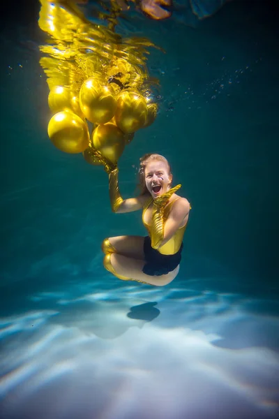 Młoda Piękna Dziewczyna Z Balonami Pod Wodą. Pojęcie urodzinowe — Zdjęcie stockowe