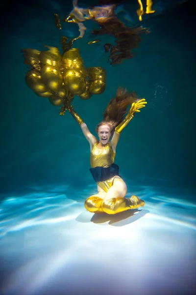 Mladá krásná dívka s balónky pod vodou. Koncept narozenin — Stock fotografie