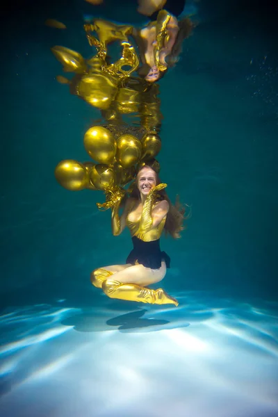 Νεαρό όμορφο κορίτσι με μπαλόνια κάτω από το νερό. Έννοια γενεθλίων — Φωτογραφία Αρχείου