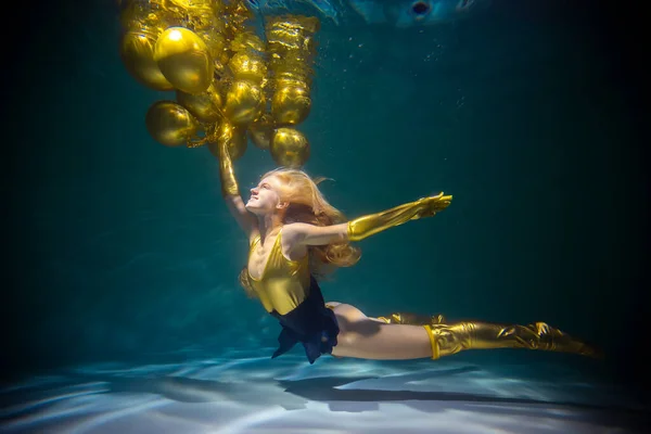 Joven chica hermosa con globos bajo el agua. Concepto de cumpleaños —  Fotos de Stock
