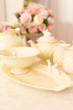 Modern Servis Şenliği Yemeği. Tablo eşyalar ve İç Ögeler.