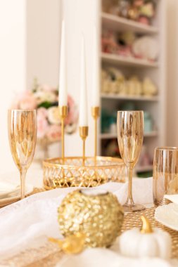 Modern Servis Şenliği Yemeği. Tablo eşyalar ve İç Ögeler.