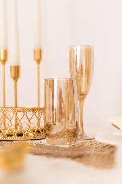 Modern Servis Şenliği Yemeği. Tablo eşyalar ve İç Ögeler.