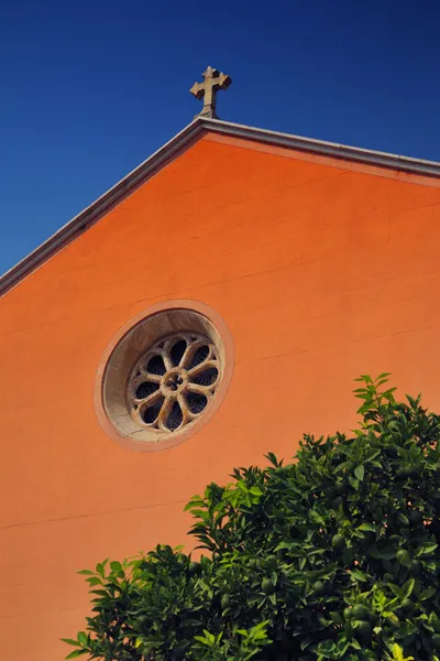 Kilise ile çapraz — Stok fotoğraf