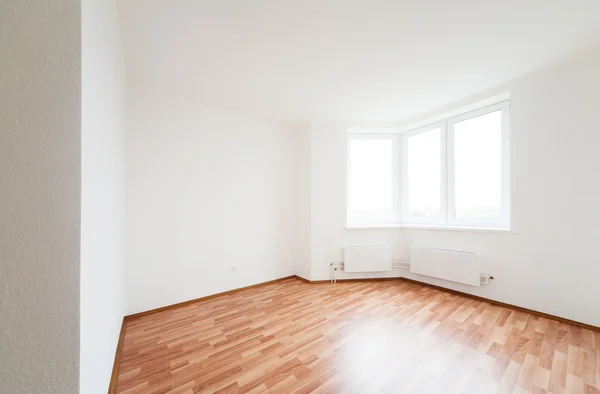 Leeres weißes Zimmer mit Fenster — Stockfoto