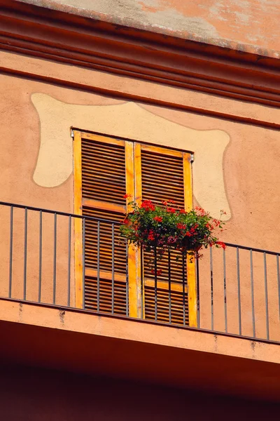 Kleiner Balkon an der Fassade des Gebäudes — Stockfoto