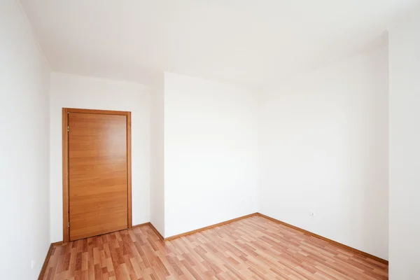 Пустая комната с дверью — стоковое фото