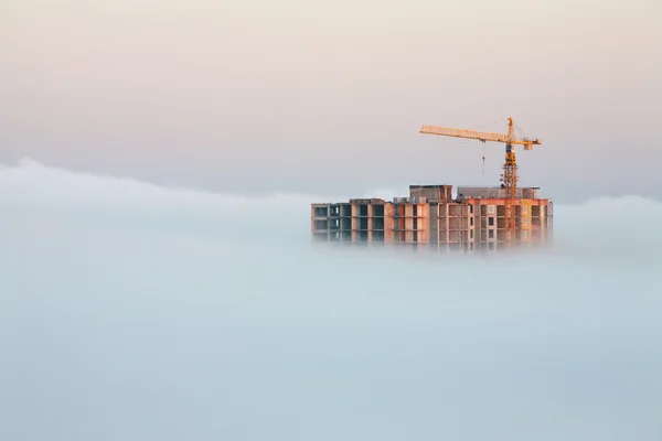 Edificio cubierto por niebla — Foto de Stock