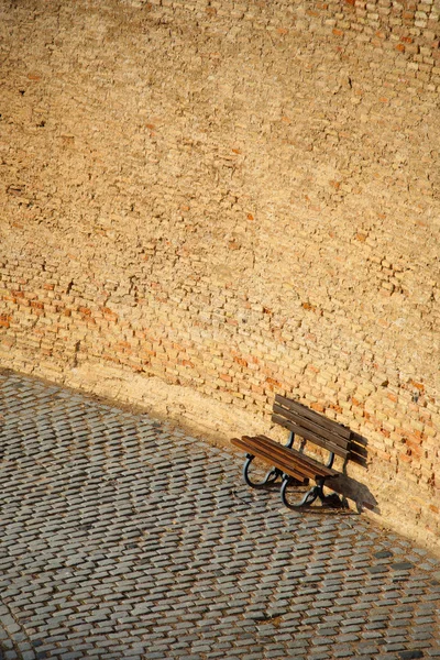 Banco solitario en la calle — Foto de Stock