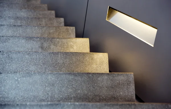 Escalier de style minimaliste avec éclairage — Photo