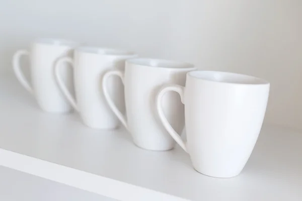 Witte cups op de plank — Stockfoto