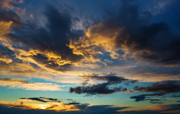 Thunderstorm cloud at sunset — Stock Photo, Image