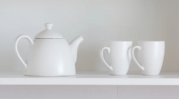 Teapot and cups on the shelf — Stock Photo, Image