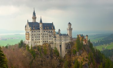 Bavyera Alpleri'nde Neuschwanstein Şatosu
