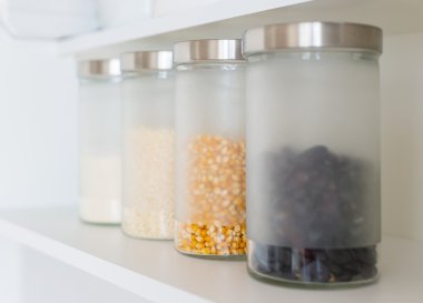 tane ile Cam Kavanoz