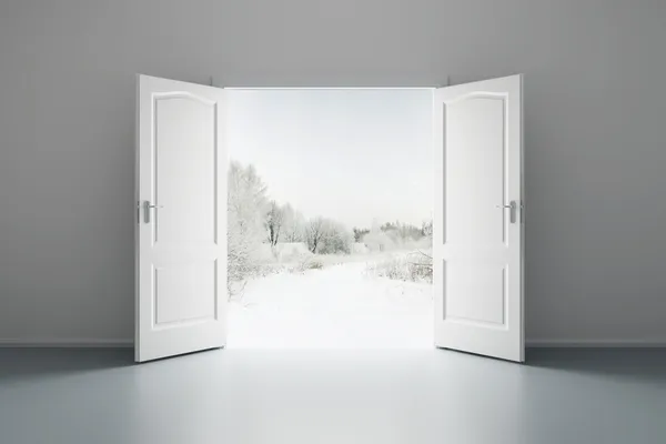 Quarto vazio branco com porta aberta — Fotografia de Stock