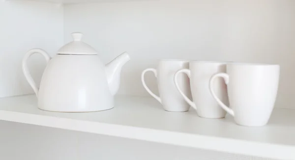 Çaydanlık ve bardak raf — Stok fotoğraf