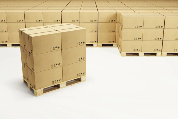 Поддоны с картонными коробками — стоковое фото