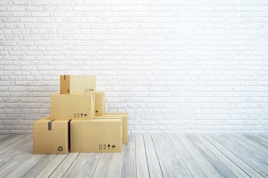 Yeni bir evde kutuları taşıma