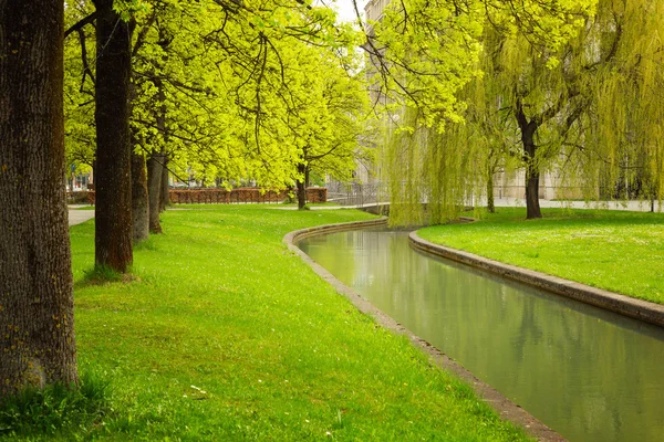 Münchens park med floden på våren — Stockfoto