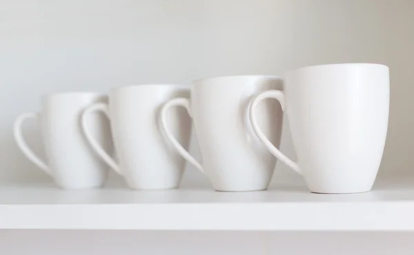 Witte cups op de plank — Stockfoto