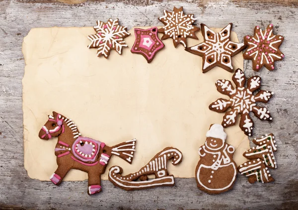 Gingerbread çerezleri üzerinde ahşap adam yatıyor — Stok fotoğraf