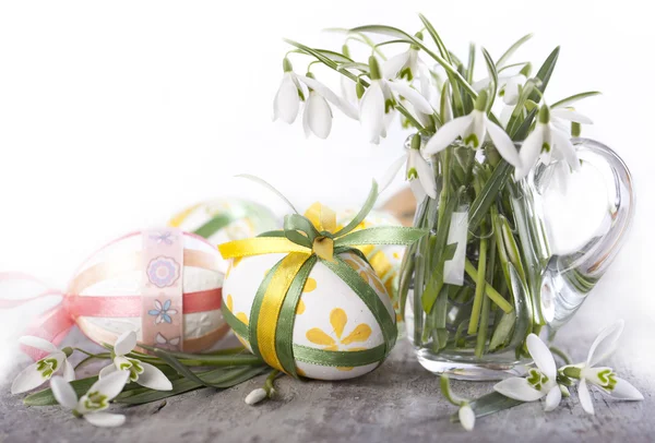 Easter eggs and spring flowers primroses — Stock Photo, Image