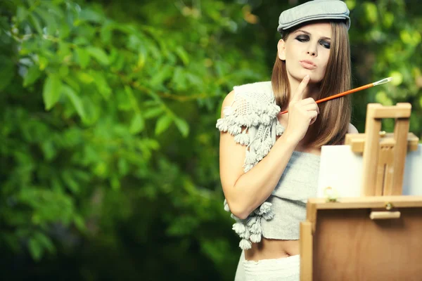 Mujer está pintando en jardín verde . — Foto de Stock