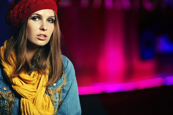 Jonge brunette vrouw portret in herfst kleur — Stockfoto