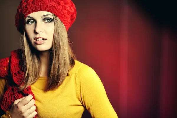 Junge brünette Frau Porträt in Herbstfarbe — Stockfoto