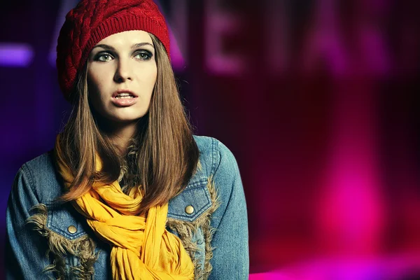 Jonge brunette vrouw portret in herfst kleur — Stockfoto