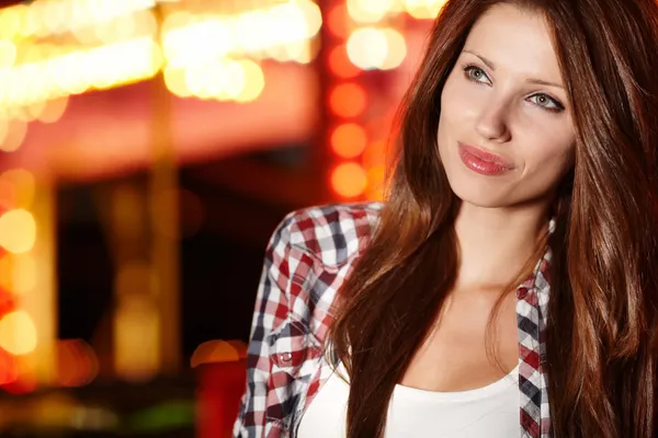 Attractive brunette woman against night city — Stock Photo, Image