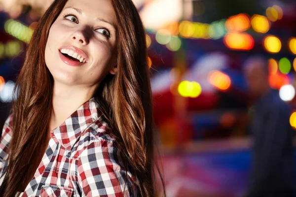 Mujer morena atractiva contra ciudad nocturna —  Fotos de Stock